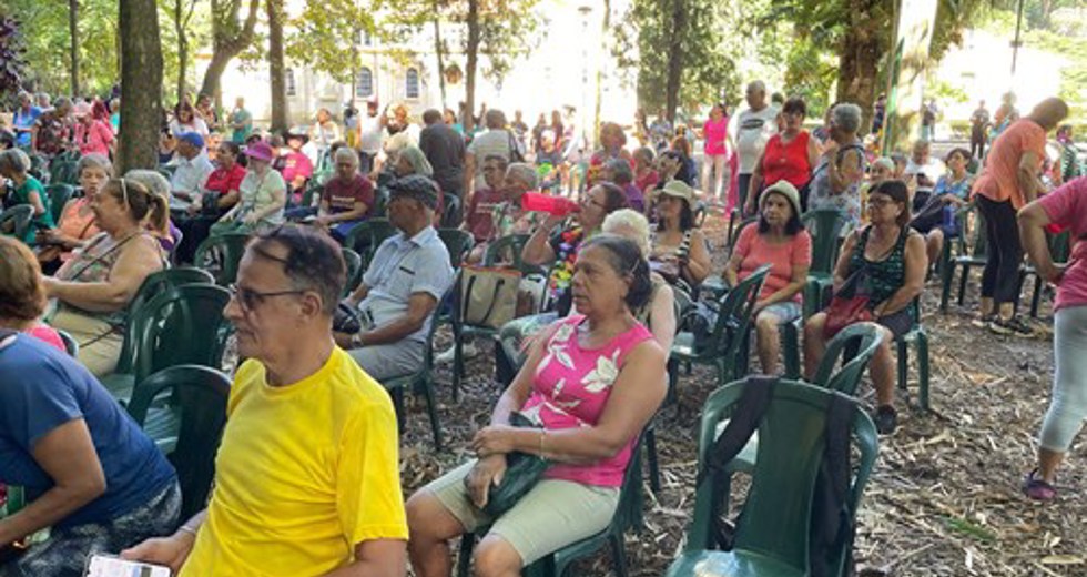 Grito de Carnaval dos frequentadores das Casas do Idoso no Parque Vicentina Aranha