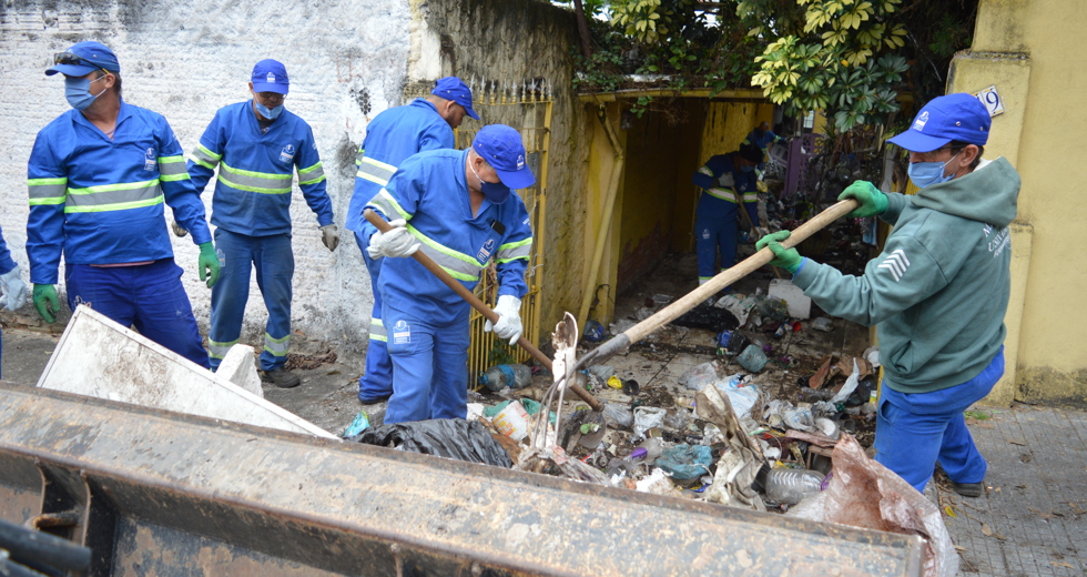 Ação recolheu mais de 3,5 toneladas de materiais inservíveis em imóvel na Rua Mário Sampaio Martins