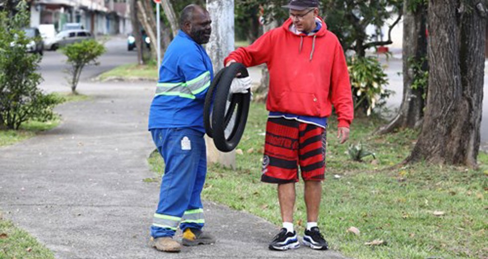 Equipes recolhem os materiais em caminhões para ampliar o combate à dengue na cidade
