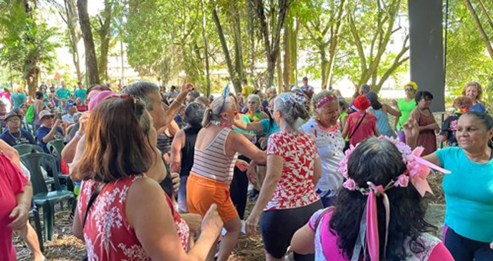 Grito de Carnaval dos frequentadores das Casas do Idoso no Parque Vicentina Aranha