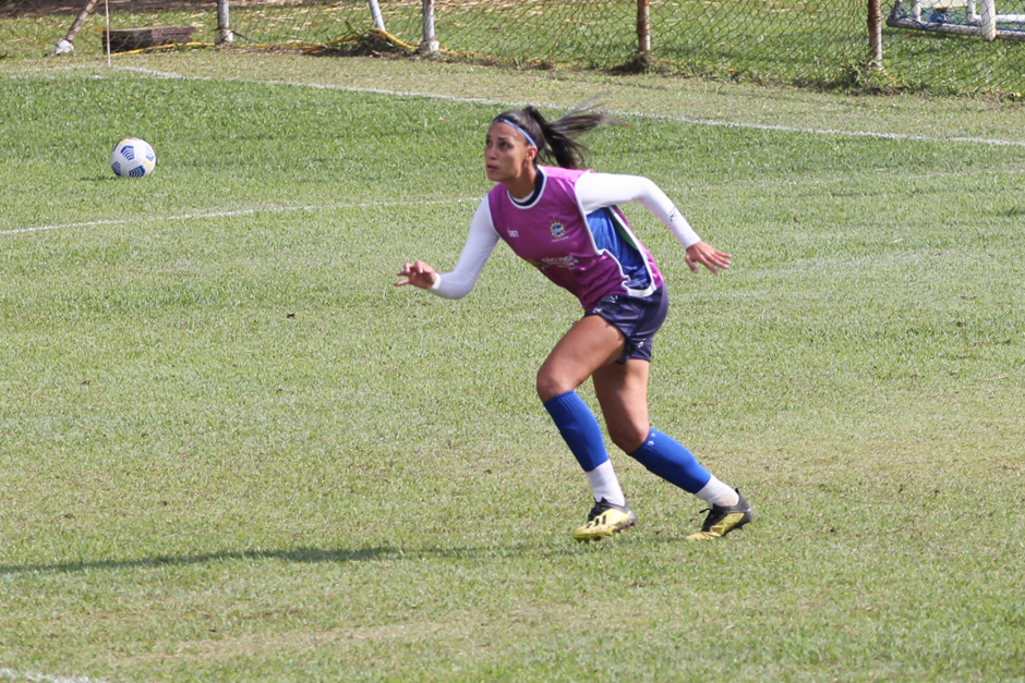 zagueira-leticia-fagundes-em-acao-no-treino-desta-segunda-feira.png