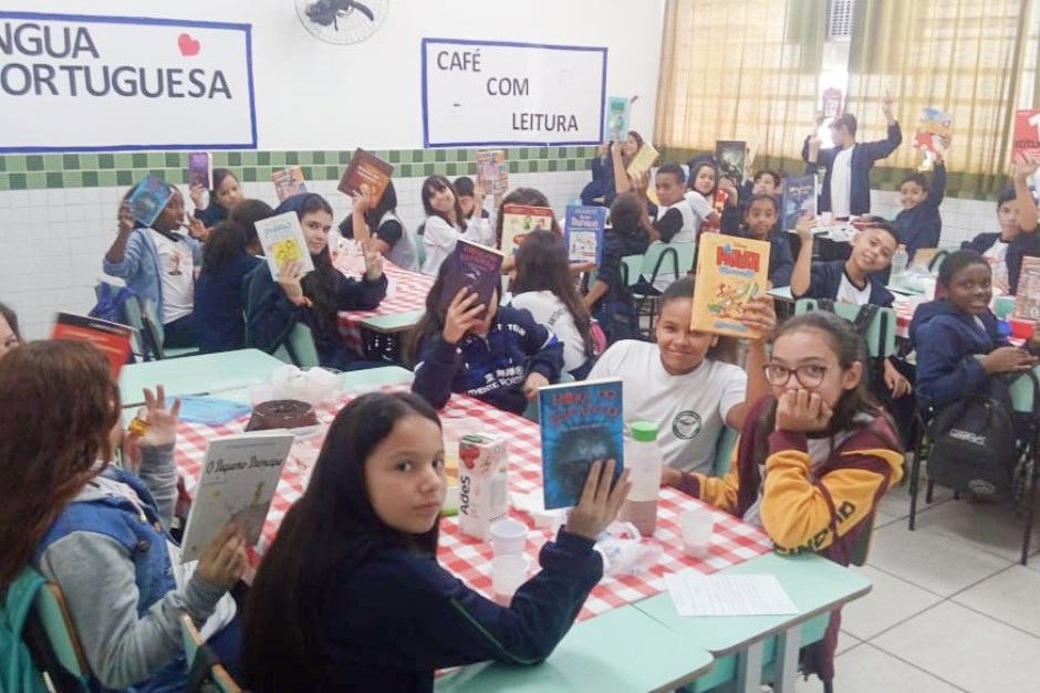 Com objetivo de melhorar as habilidades de escrita e interpretação de texto dos estudantes alunos da Emef Antônio Palma Sobrinho, participaram nesta sexta-feira (24) de mais uma edição do projeto Café com Literatura