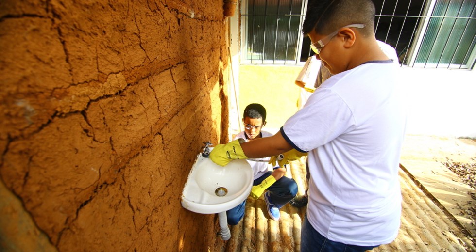 Projeto de sustentabilidade da Fundhas em que um grupo de alunos constrói um banheiro ecológico no Centro de Estudos Ambientais. Foto: Claudio Vieira/PMSJC. 27-05-2019