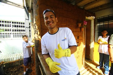Projeto de sustentabilidade da Fundhas em que um grupo de alunos constrói um banheiro ecológico no Centro de Estudos Ambientais. Foto: Claudio Vieira/PMSJC. 27-05-2019