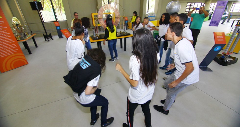 Alunos da Fundhas visitam o  Museu Interativo de Ciências - MIC. Foto: Claudio Vieira/PMSJC. 27-05-2019