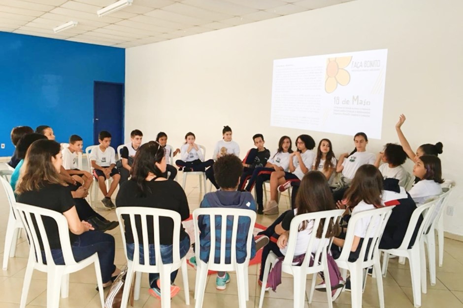 Roda de conversa com pais, alunos e educadores da Emef Profª Vera Babo De Oliveira, localizada na região norte de São José, sobre Ações de Combate ao Abuso e à Exploração Sexual de Crianças e Adolescentes