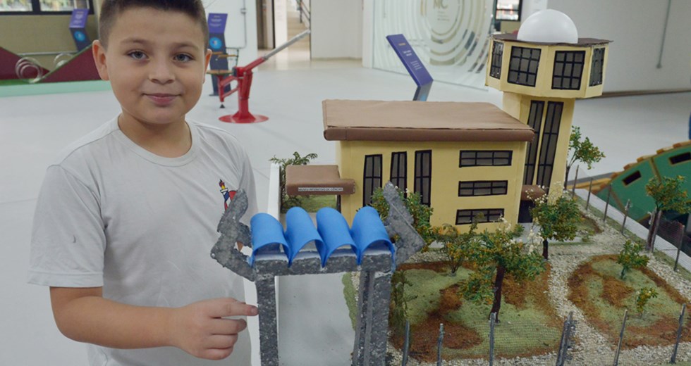 Aluno Murilo de 9 anos fez uma maquete do MIC  05 06 2019