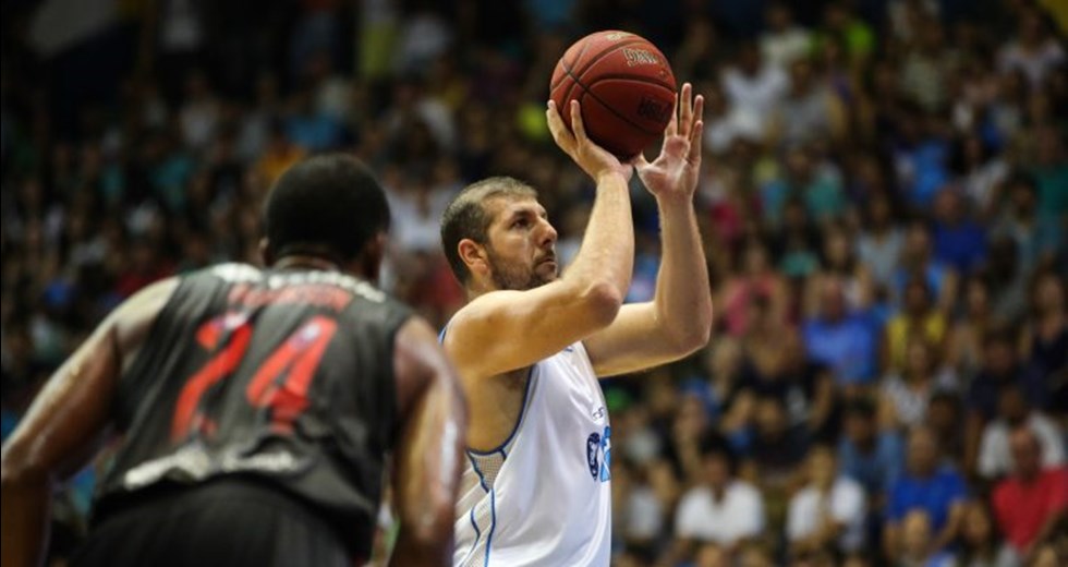 Atílio, pivô do São José Basketball, em lance de jogo