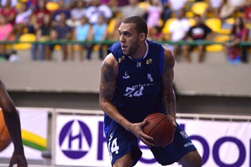 Douglas Nunes, pivô do São José Basketball, em lance de jogo
