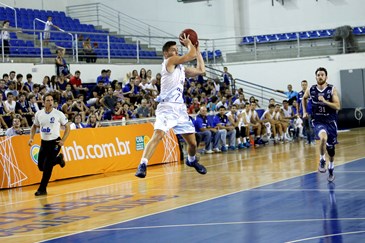 Panunzio, ala do São José Basketball, em lance de jogo
