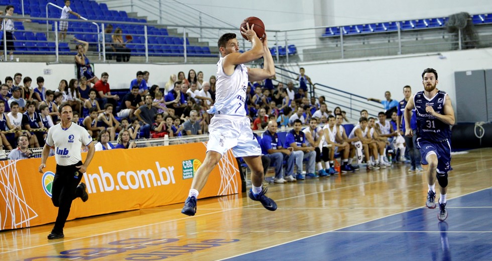 Panunzio, ala do São José Basketball, em lance de jogo