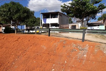 Instalação de defensa metálica na rua Projetada, Vila Tesouro, para combater descarte irregular de entulho