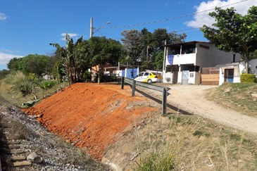 Instalação de defensa metálica na rua Projetada, Vila Tesouro, para combater descarte irregular de entulho