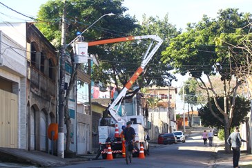 Início da instalação de das lâmpadas de Led na região norte, Travessa Santa Joana D’Arc no bairro Vila Leila II. Foto: Claudio Vieira/PMSJC. 11-07-2019