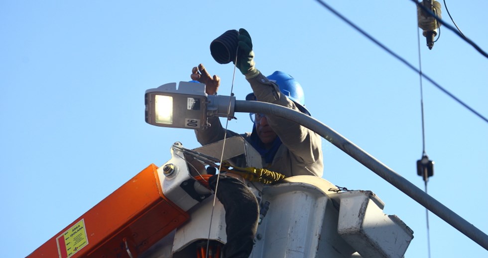 Início da instalação de das lâmpadas de Led na região norte, Travessa Santa Joana D’Arc no bairro Vila Leila II. Foto: Claudio Vieira/PMSJC. 11-07-2019