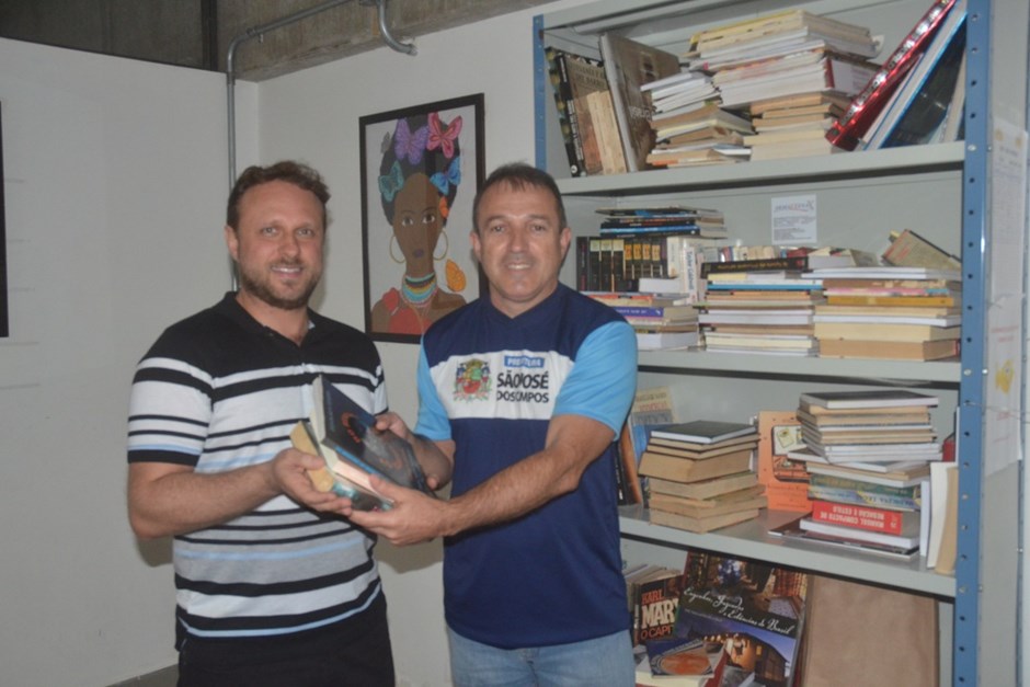 Delegação dos Jogos Regionais doa livros