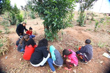 Atividade de educação ambiental com moradores do Pinheirinho dos Palmares. Foto: Claudio Vieira/PMSJC. 16-07-2019