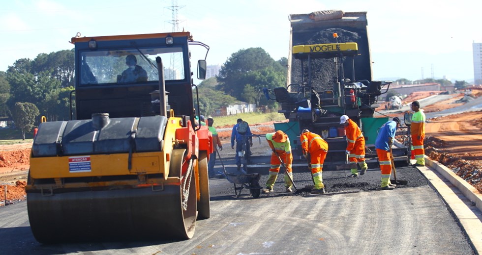 Aplicação de asfalto na obra na Via Cambuí, em trecho próximo a Via Dutra. Foto: Claudio Vieira/PMSJC. 18-07-2019