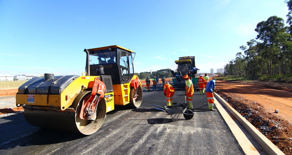 Aplicação de asfalto na obra na Via Cambuí, em trecho próximo a Via Dutra. Foto: Claudio Vieira/PMSJC. 18-07-2019