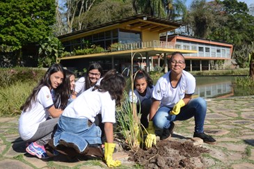 Fundhas realiza plantio no jardim Olivo Gomes durante projeto de restauro 
