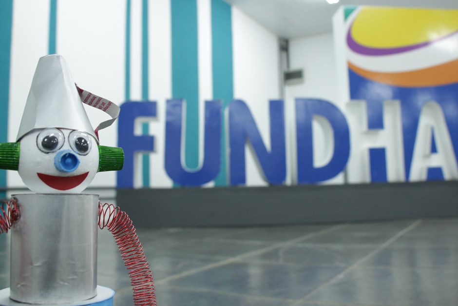 Educadores da Fundhas participam de oficinas de robótica sustentável 