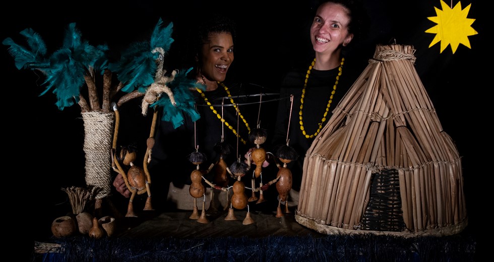 O espetáculo “Curumim” é uma homenagem à cultura indígena, aos costumes desse povo e a relação deles com a fauna e flora regional brasileira