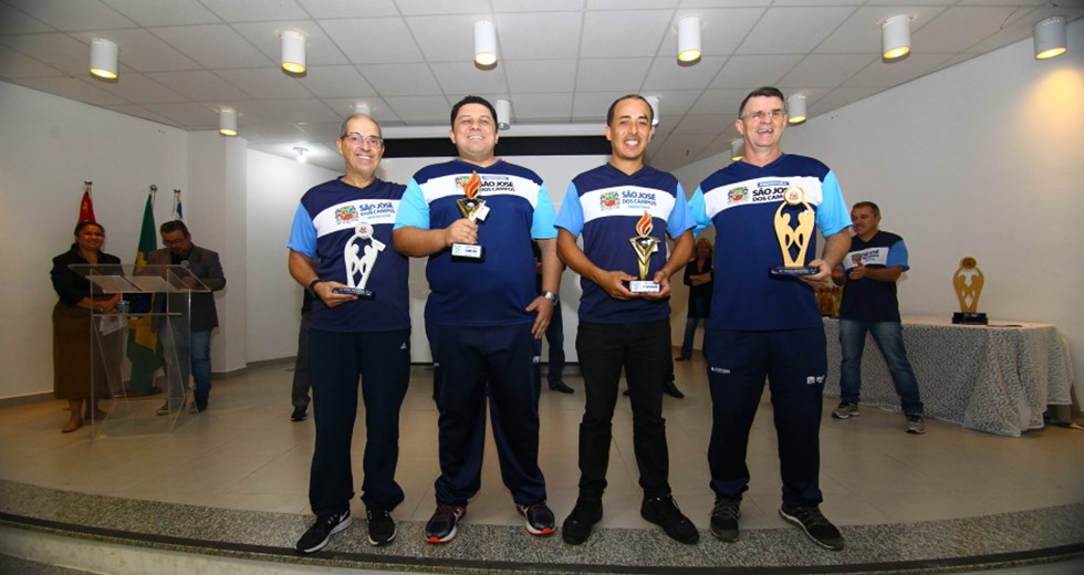 Prefeito Felicio Ramuth entrega troféu à delegação vencedora dos Jogos Regionais. Foto: Claudio Vieira/ PMSJC. 06-08-2019