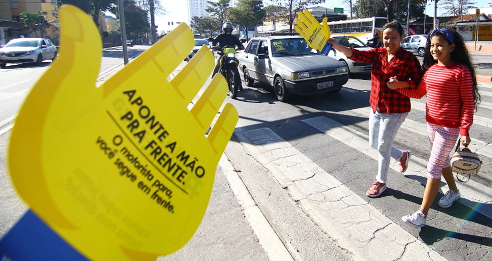 Campanha Sinal de Gentileza na avenida Juscelino Kubitschek no bairro Vila Industrial. Foto: Claudio Vieira/ PMSJC. 09-08-2019