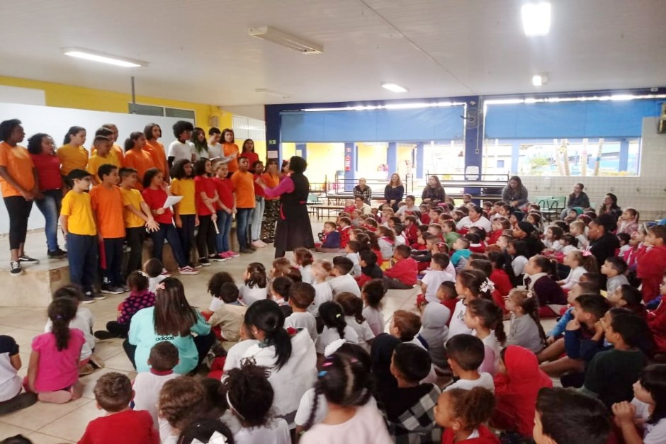 Durante a visita os alunos da educação infantil participaram do processo de aquecimento vocal e uma brincadeira cantada