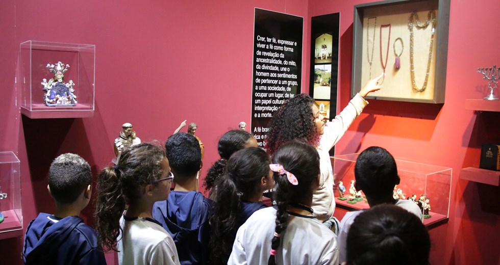 Fundhas visita Museu do Folclore para aula diferente