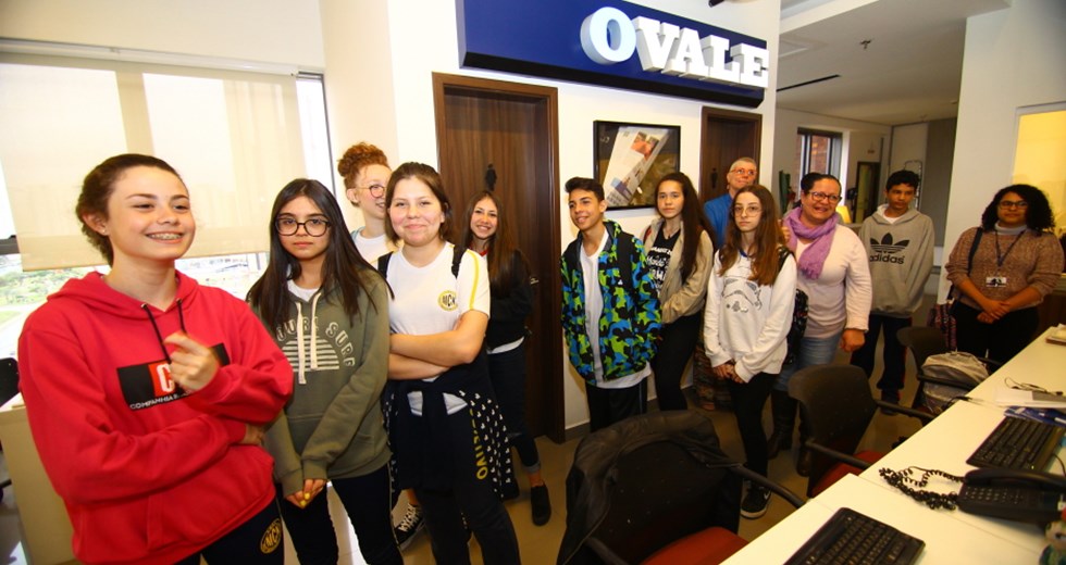 Alunos da rede municipal visitam a redação do jornal OVALE. Foto: Claudio Vieira/ PMSJC. 05-09-2019