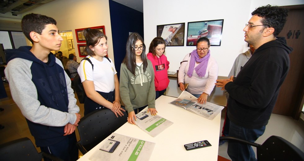 Alunos da rede municipal visitam a redação do jornal OVALE. Foto: Claudio Vieira/ PMSJC. 05-09-2019