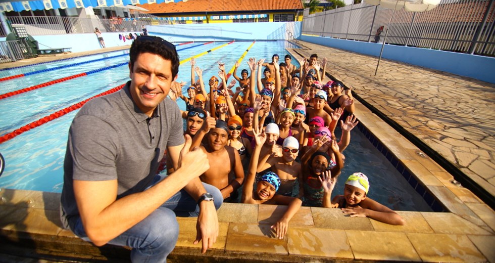 Aula de natação com ex-nadador Gustavo Borges no poliesportivo do Jardim Morumbi. Foto: Claudio Vieira/ PMSJC. 18-09-2019