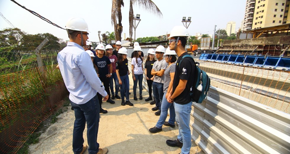 Visita de estudantes da USP São Carlos às obras da ponte estaiada Arco da Inovação. Foto: Claudio Vieira/ PMSJC. 20-09-2019