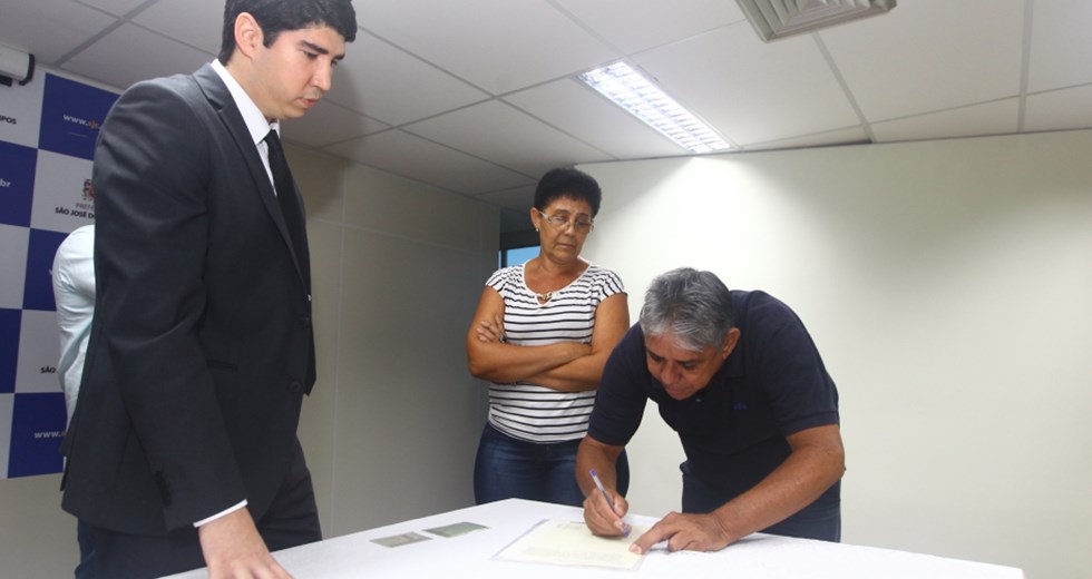 Assinatura das escrituras para transferência das propriedades aos moradores do empreendimento habitacional Nosso Teto. Foto: Claudio Vieira/ PMSJC. 20-09-2019