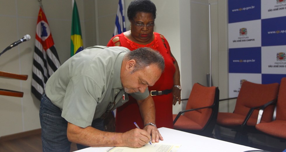 Assinatura das escrituras para transferência das propriedades aos moradores do empreendimento habitacional Nosso Teto. Foto: Claudio Vieira/ PMSJC. 20-09-2019