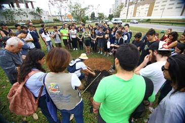 Dia da Árvore Plantaço de 300 árvores nativas nas imediações do viaduto Nadim Rahal, entre a avenida Jorge Zarur e o Anel Viário. Foto: Claudio Vieira/PMSJC 21-09-2019