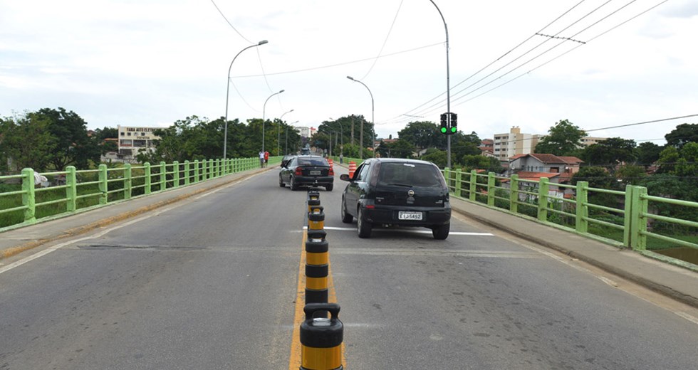 Semáforo na Ponte Minas Gerais e Faixa de Transito na rua Névio Guaracho  02 02 2018