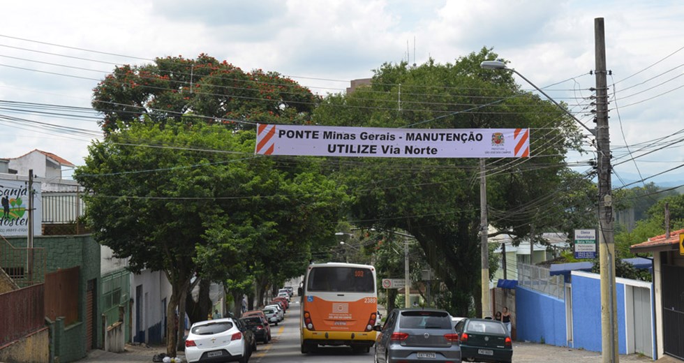 Semáforo na Ponte Minas Gerais e Faixa de Transito na rua Névio Guaracho  02 02 2018