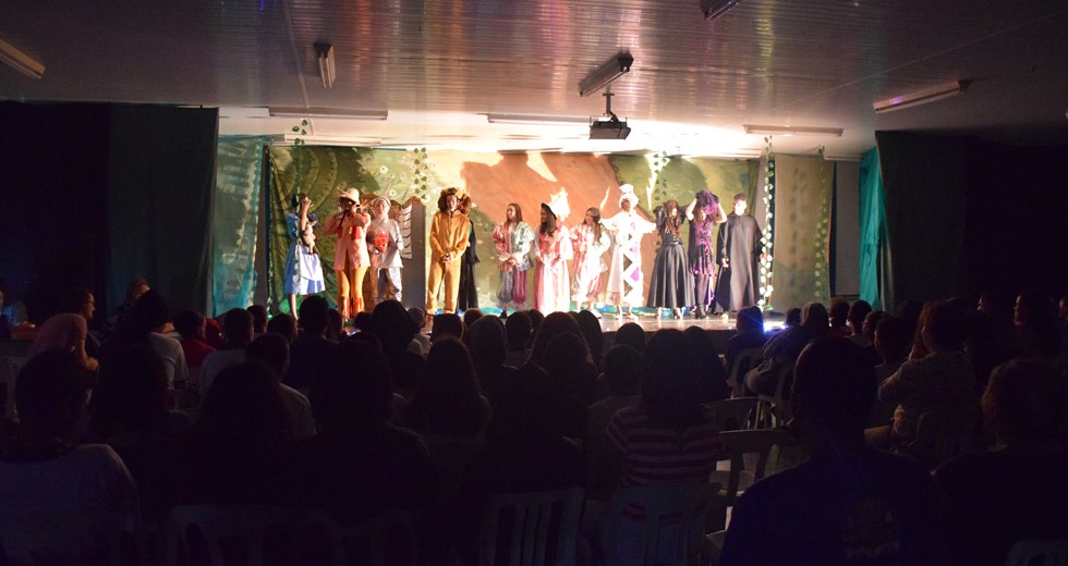 Adolescentes da Fundhas homenageiam educadores com apresentação teatral 
