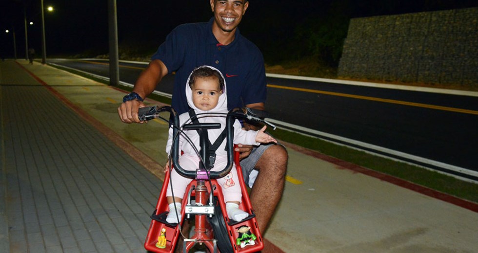 Homem de bicicleta com criança