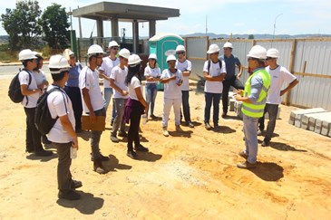 Alunos do curso técnico em Edificações do Cephas visitam a obra da rotatória do Gás. Foto: Claudio Vieira/PMSJC. 29-10-2019