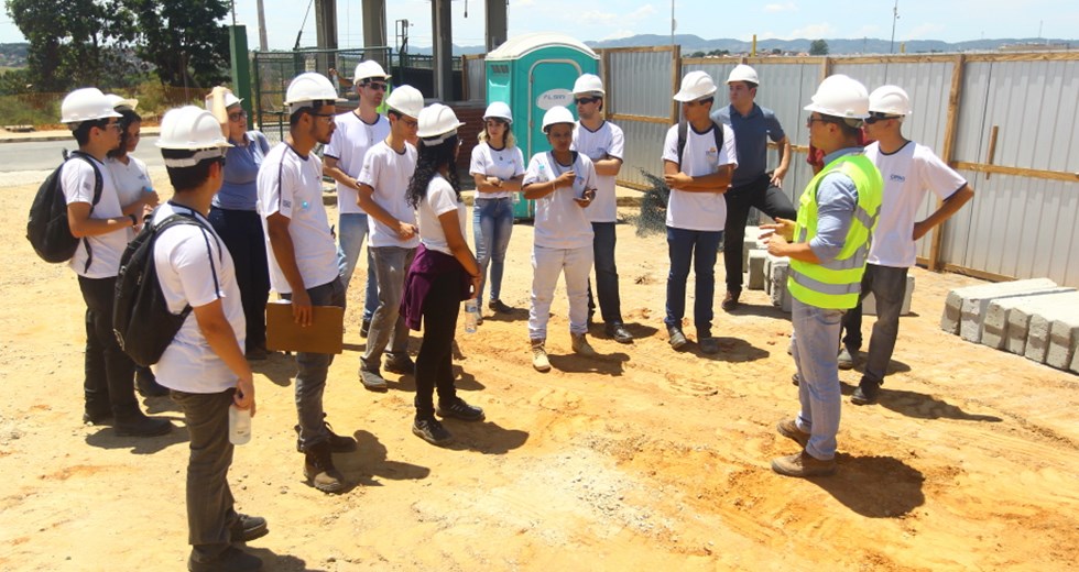 Alunos do curso técnico em Edificações do Cephas visitam a obra da rotatória do Gás. Foto: Claudio Vieira/PMSJC. 29-10-2019