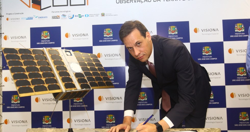 Assinatura do Termo de Cooperação Tecnológica entre a Prefeitura de São e a empresa Visiona Tecnologia Espacial. Foto: Claudio Vieira/PMSJC. 31-10-2019