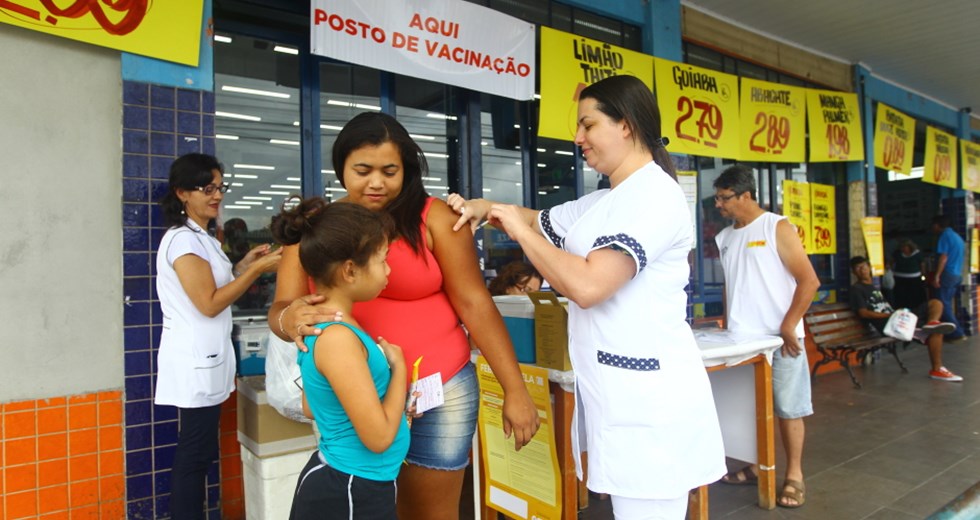 Vacinação contra a febre amarela , no supermercado Shibata na zona sul, no mercadinho Alto da Ponte na zona norte e na UBS da Vila Maria ( centro ).