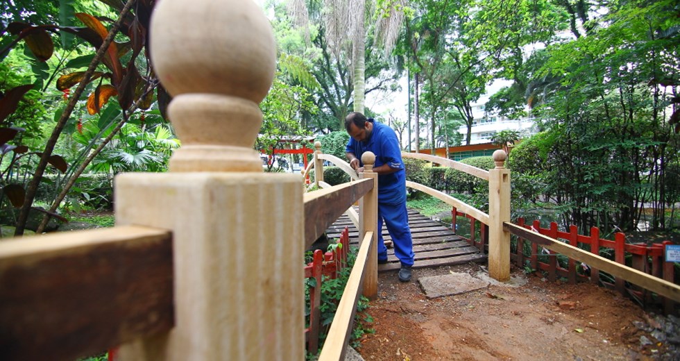 Reforma das pontes de madeira do Jardim Japonês e pintura da academia ao ar livre do Parque da Santos Dumont. Foto: Claudio Vieira/PMSJC. 14-11-2019