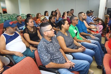 A Prefeitura entrega os documentos de propriedade aos moradores de vários loteamentos da região leste. Foto: Claudio Vieira/PMSJC. 20-11-2019