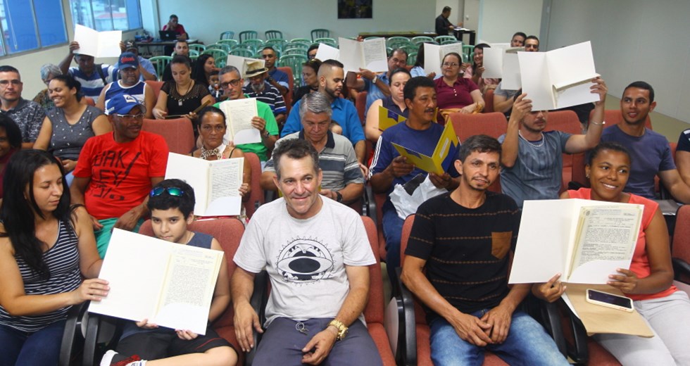 A Prefeitura entrega os documentos de propriedade aos moradores de vários loteamentos da região leste. Foto: Claudio Vieira/PMSJC. 20-11-2019
