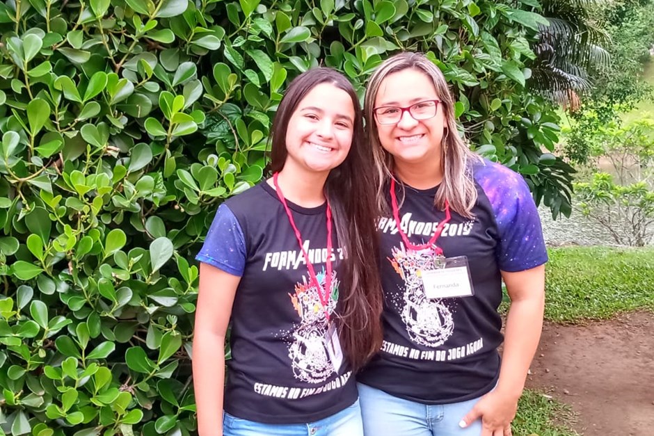 Aluna Isabela Ribeiro do 9º ano e a professora Fernanda Santos ambas da Emef Palmyra Sant’Anna representam São José na Jornada de Foguetes
