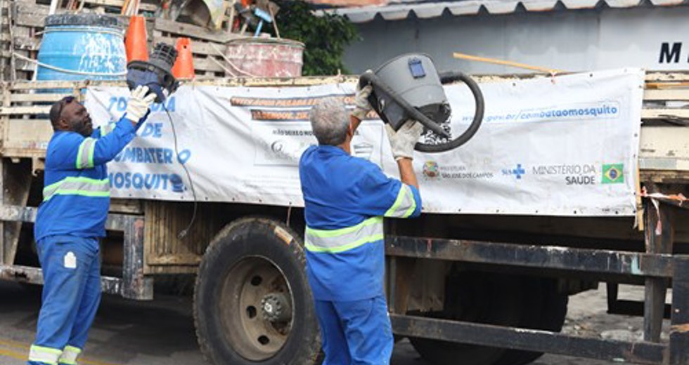 Equipes recolhem os materiais em caminhões para ampliar o combate à dengue na cidade